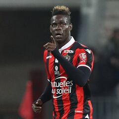 Balotelli menosprecia a Cavani y atiza al PSG: 'No es un equipo'