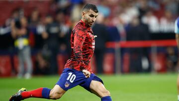 Ángel Correa calienta antes del partido ante el Rayo.