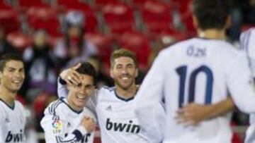 <b>GOL ESPAÑOL. </b>Callejón fue felicitado por sus compañeros tras marcar el quinto del Madrid, el primero de un jugador español del equipo después de 52 goles ofi ciales.