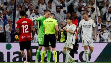 Los madridistas Fran García y Lunin protestan una decisión arbitral de esta temporada.