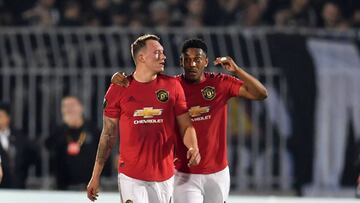Martial pone líder al United y al Roma le empatan en el 94'