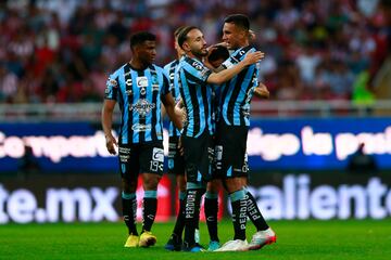 AME2036. GUADALAJARA (MÉXICO), 05/02/2023.- Jugadores del Querétaro celebran hoy tras anotar contra las Chivas, durante un partido por la jornada 5 del torneo Clausura 2023 de la Liga MX, en el Estadio Akron en Guadalajara, Jalisco (México). EFE/ Francisco Guasco
