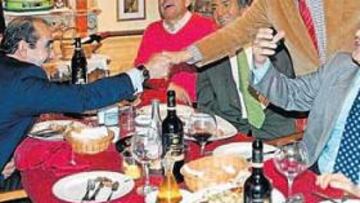 <b>VICEPRESIDENTE. </b>Lázaro Albarracín, vicepresidente del Atlético, saluda a Capón, una leyenda del Atleti. Rojiblancos y madridistas pasaron un buen rato.