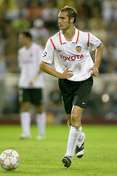 Jugador del Real Madrid durante ocho temporadas de 1999 a 2007 y con el Valencia las temporadas 2007-08 y 2008-09.