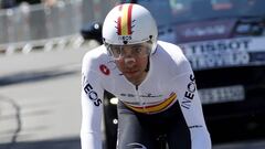 Jonathan Castroviejo compite durante la contrarreloj de Pau en el Tour de Francia 2019 con el maillot de campe&oacute;n de Espa&ntilde;a de la modalidad.