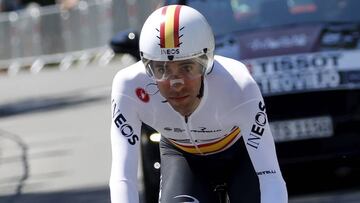 Jonathan Castroviejo compite durante la contrarreloj de Pau en el Tour de Francia 2019 con el maillot de campeón de España de la modalidad.