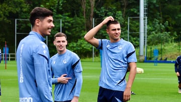 Jon Karrikaburu (derecha), en un entrenamiento de esta temporada con la Real Sociedad.