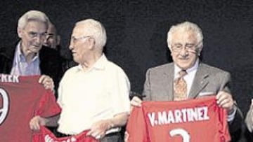 <b>HOMENAJE. </b>Valero Serer, máximo goleador del Nàstic, recibió su camiseta junto a los supervivientes Juanete, Vicenç Martínez y Roig.