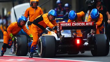 MEXICO CITY, MEXICO - OCTOBER 27: Lando Norris of Great Britain driving the (4) McLaren F1 Team MCL34 Renault retires in the Pitlane during the F1 Grand Prix of Mexico at Autodromo Hermanos Rodriguez on October 27, 2019 in Mexico City, Mexico. (Photo by Dan Istitene/Getty Images)