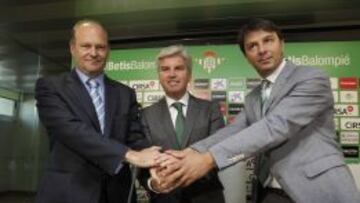 Pepe Mel, con Miguel Guillén y Vlada Stosic.