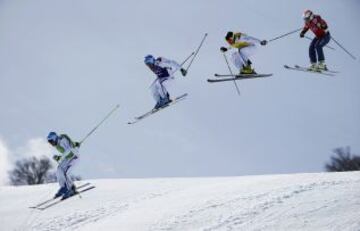 Jean Frederic Chapuis, Arnaud Bovolenta, Jonathan Midol y Brady Leman durante el esquí freestyle skicross