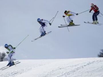 Jean Frederic Chapuis, Arnaud Bovolenta, Jonathan Midol y Brady Leman durante el esquí freestyle skicross