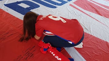 Una aficionada firma la camiseta gigante del Atl&eacute;tico a Fernando Torres.