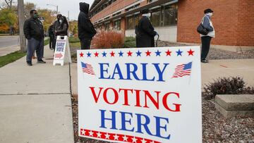 La gente espera en la fila fuera de la biblioteca de Washington Park para emitir su voto el primer d&iacute;a de votaci&oacute;n anticipada en persona para las elecciones del 3 de noviembre de 2020 en Milwaukee, Wisconsin, el 20 de octubre de 2020.