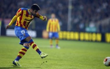 Antonio Barragán de Valencia dispara para anotar un gol contra Ludogorets durante su partido de fútbol de Europa League en el estadio Vasil Levski en Sofía