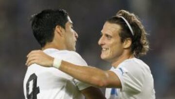 Luis Su&aacute;rez y Diego Forl&aacute;n celebran uno de los goles. 