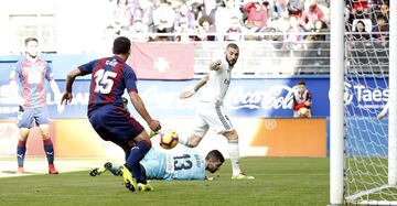 El delantero francés a punto estuvo de empatar el partido pero Cote sacó el balón bajo palos.