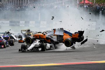 Accidente del piloto español, Fernando Alonso, en la salida del circuito de Spa-Francorchamps. 