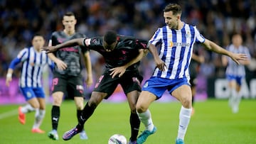 Niakaté protege un balón ante Nico.