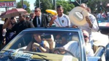 Giovani Dos Santos fue aclamado por la comunidad mexicana del este de Los Ángeles con motivo de la celebración de las fiestas patrias.