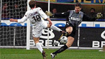 <B>CON DUDAS</B>. El portero del Inter encajó tres goles en el último compromiso liguero de su equipo contra el Roma el pasado domingo.