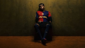 Lamine Yamal con la nueva camiseta del F¨²tbol Club Barcelona que lucir¨¢ durante el Cl¨¢sico del el pr¨®ximo 11 de mayo.