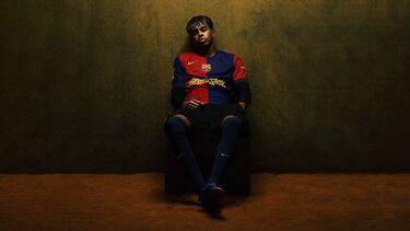 Lamine Yamal con la nueva camiseta del Fútbol Club Barcelona que lucirá durante el Clásico del  el próximo 11 de mayo.