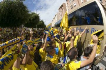 Los seguidores de Las Palmas animan a la llegada del equipo. 