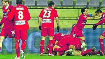<b>ALEGRÍA FINAL. </b>Los jugadores del Sporting celebraron su clasificación para los cuartos de final de la Copa del Rey.