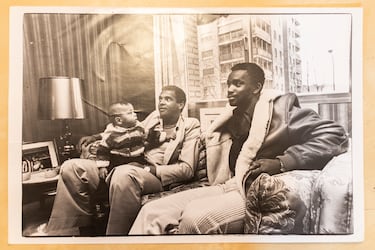 Laurie Cunningham con el jugador del Atl¨¦tico de Madrid, Luiz Pereira.