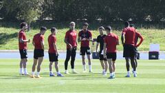 Rubi dialoga con sus jugadores durante un entrenamiento.