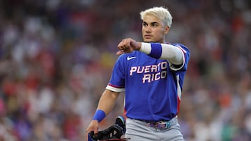 HOUSTON, TEXAS - MARCH 14: Bryan Torres #2 of Team Puerto Rico shows his hand to the Team Italy bench after being hit by a pitch in the eighth inning at Daikin Park on March 14, 2026 in Houston, Texas. Alex Slitz/Getty Images/AFP (Photo by Alex Slitz / GETTY IMAGES NORTH AMERICA / Getty Images via AFP)
