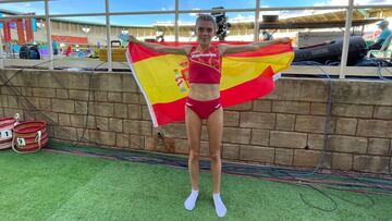 Carla Domínguez posa con la bandera de España en Nairobi.