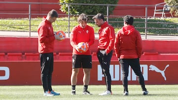 31-03-25. RUBÉN ALBÉS, ENTRE SUS AUXILIARES, EN EL ENTRENAMIENTO DEL SPORTING EN MAREO.
