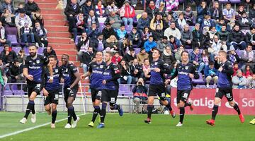 El 1 de diciembre de 2018 el Leganés logró su última gesta en la élite. Esa tarde los blanquiazules asaltaron el José Zorrilla y lo hicieron con la que es, hasta la fecha, su mayor goleada visitante. Los pepineros ganaron 2-4 con doblete de Carrillo, además de los tantos de Óscar Rodríguez y Siovas. El triunfo pudo haber supuesto también el partido en el que el Leganés habría marcado más goles en la élite de no ser porque el árbitro de aquel choque, Medié Jiménez, anuló por falta el tercer tanto de Carrillo. El futbolista lo protestó. Habría sido también el primer hat-trick de un pepinero en Primera. Esa puerta la derribó el pasado domingo En Nesyri con su triplete ante el Betis.