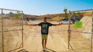 El piloto de FMX Antonio Navas abre las puertas de Lleides Park. 