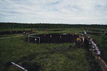 Cualquier superficie es buena para jugar un partido de fútbol. Incluso un campo embarrado como el que aparece en la imagen. Corresponde a la Copa Mundial de fútbol de pantano, que ha tenido lugar en Hyrynsalmi, Finlandia. Los equipos los forman cinco jugadores de campo y un portero que se enfrentan durante dos tiempos de diez minutos cada uno.