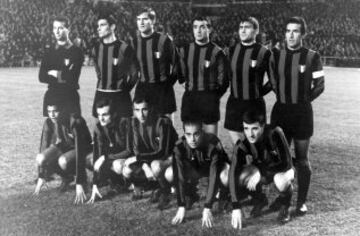 Luis Suárez en un once del Inter de Milán. Club en el que estuvo desde 1961 hasta 1970 y donde conquistó los mayores logros de su carrera. Logró tres ligas italianas (1963, 1965 y 1966), dos Copas de Europa (1964 y 1965) y dos Intercontinentales (1964 y 1965). 
