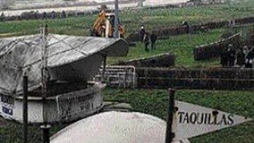 <b>EN MARCHA.</B> Las escavadoras y los obreros tomaron las, hasta ayer, abandonadas instalaciones hípicas.