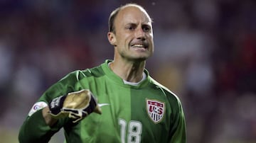 
Kasey Keller tuvo una carrera de 23 años en cuatro países diferentes y es el primer portero de los EE. UU. En establecerse como titular en la Premier League, la Bundesliga y la LaLiga. Fue una chispa para todos los estadounidenses que piensan en probarse a sí mismos en el extranjero. Jugó para Millwall, Leicester, Rayo Vallecano, Tottenham, Southampton, Borussia Mönchengladbach y Fulham.