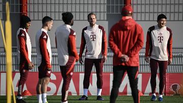 Bayern Munich's players, among them Bayern Munich's French midfielder #17 Michael Olise (L), English forward #09 Harry Kane (C) and Bayern Munich's South Korean defender #03 Kim�Min-Jae (R) listen to Bayern Munich's Belgian head coach Vincent Kompany (2ndR) during a training session on the eve of the UEFA Champions League football match FC Bayern Munich vs SL Benfica in Munich, southern Germany, on November 5, 2024. (Photo by Tobias SCHWARZ / AFP)