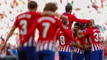 El Atlético celebra el gol de Koke al Sevilla. En el medio de la piña, Godín.