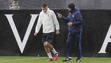 Prandelli charla con Munir durante el entrenamiento del domingo.
