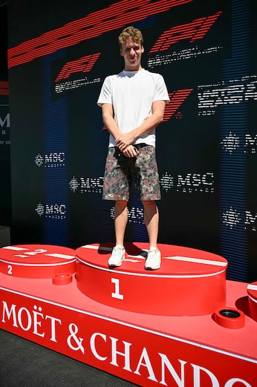 El nadador francés Leon Marchant camina por el podio antes del inicio del Gran Premio de Fórmula Uno de Estados Unidos en el Circuito de las Américas en Austin, Texas.