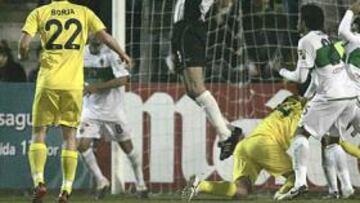 <b>SOLIDEZ. </b>Caballero atrapa un balón en su área en una acción de estrategia. El meta franjiverde volvió a estar muy acertado.