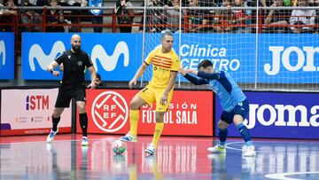 Ferrao controla el bal車n ante Raya.