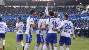 Los jugadores del Zaragoza celebran un gol.