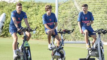 Bryan Gil, entre Sergi Gómez y Pozo.
