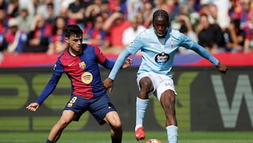 Ilaix Moriba, futbolista del Celta, pugna por el balón con Pedri, jugador del Barcelona, durante el partido de la jornada 32 de LaLiga EA Sports disputado este sábado en el estadio olímpico Lluís Companys en Barcelona.
