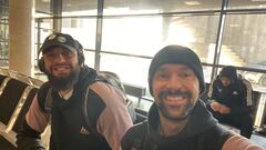 Sergio Llull y Vincent Poirier, sentados ayer en el aeropuerto de Kaunas, con Nigel Williams-Goss al fondo.